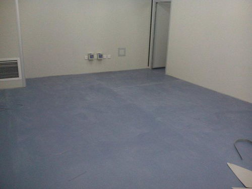 PVC塑膠地板應用與批發指南 達縣、涪城地膠及機房防滑地膠解析